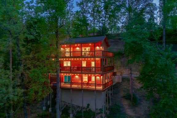 Dollywood Delights by Ghosal Luxury Lodging - Image 1
